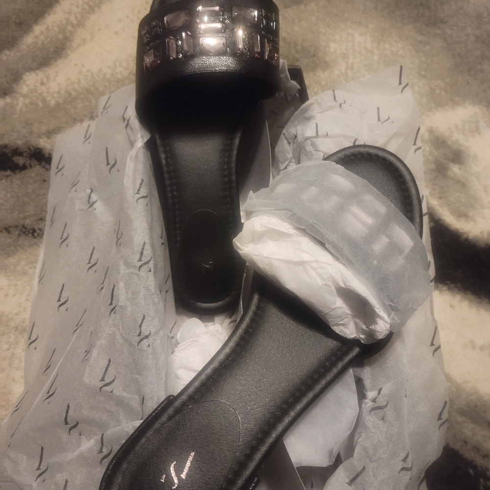 VERA WANG, BLACK, NEVER WORN,  SIZE 10 WOMEN THONG/SLIDES